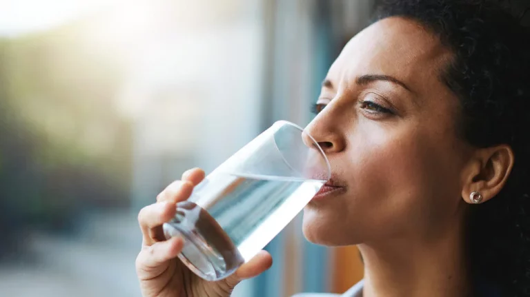 Agua del grifo blanca: no es cloro, son microburbujas (y se aclara en segundos)
