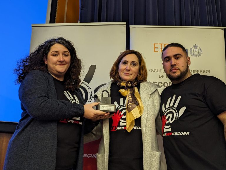 @Angelucho recibe el Premio Raúl Jover de RootedCON, a título póstumo, por su trayectoria en ciberseguridad