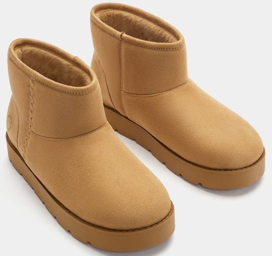 4 botas de pelo de Bershka y Pull&Bear como las que llevan las influencers en Instagram y TikTok