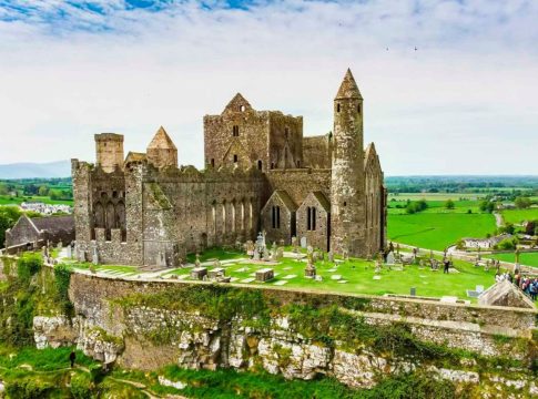 El pueblo que parece una fantasía medieval: un capricho embrujado para visitar en cuanto puedas viajar por Europa