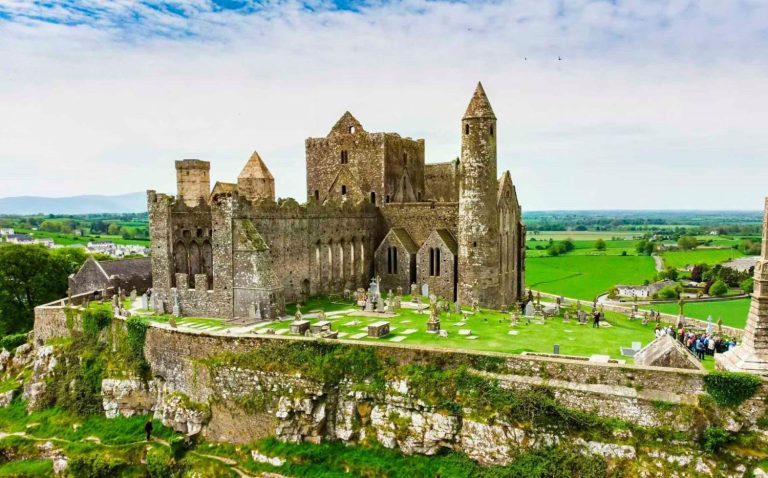 El pueblo que parece una fantasía medieval: un capricho embrujado para visitar en cuanto puedas viajar por Europa