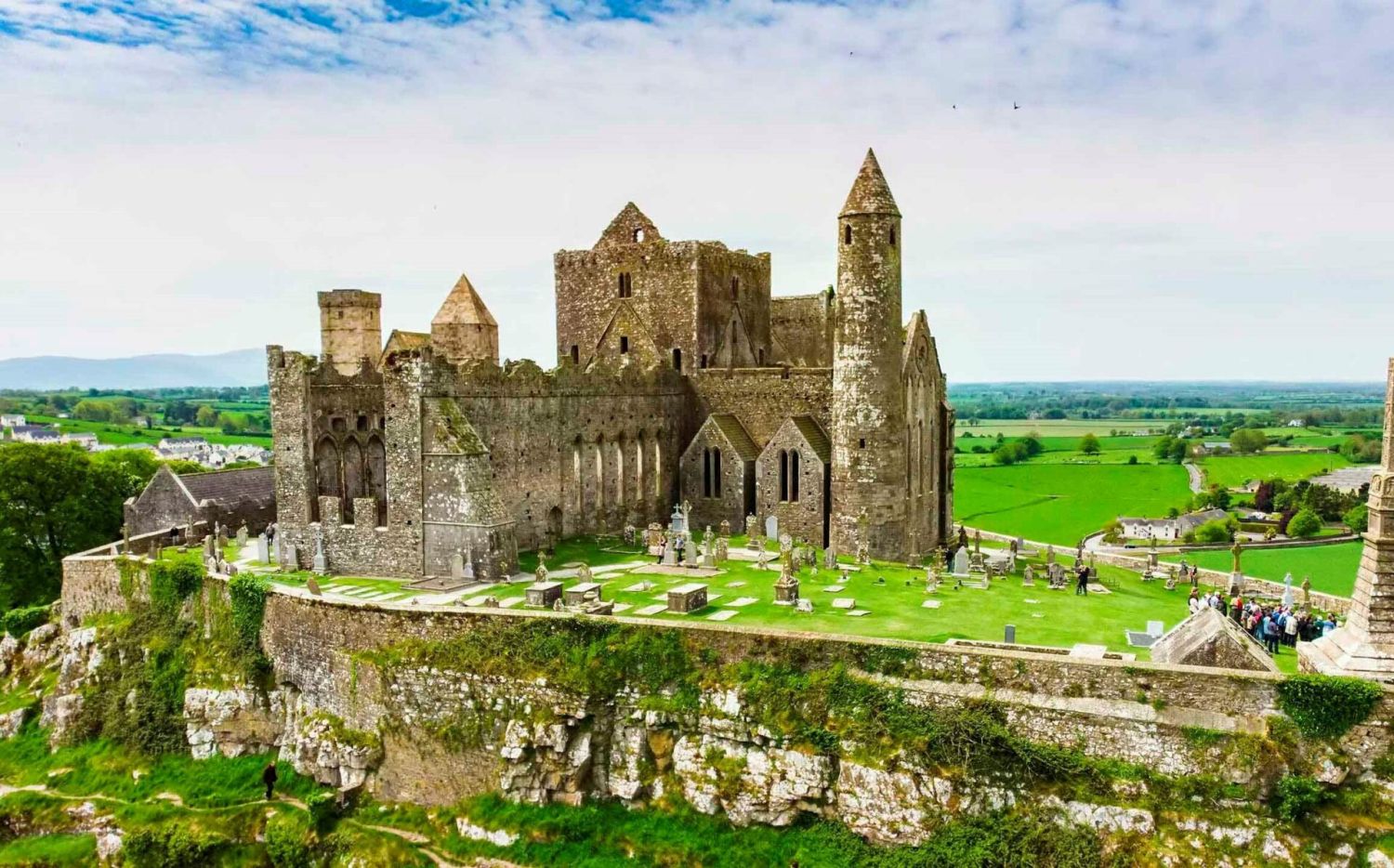 El pueblo que parece una fantasía medieval: un capricho embrujado para visitar en cuanto puedas viajar por Europa