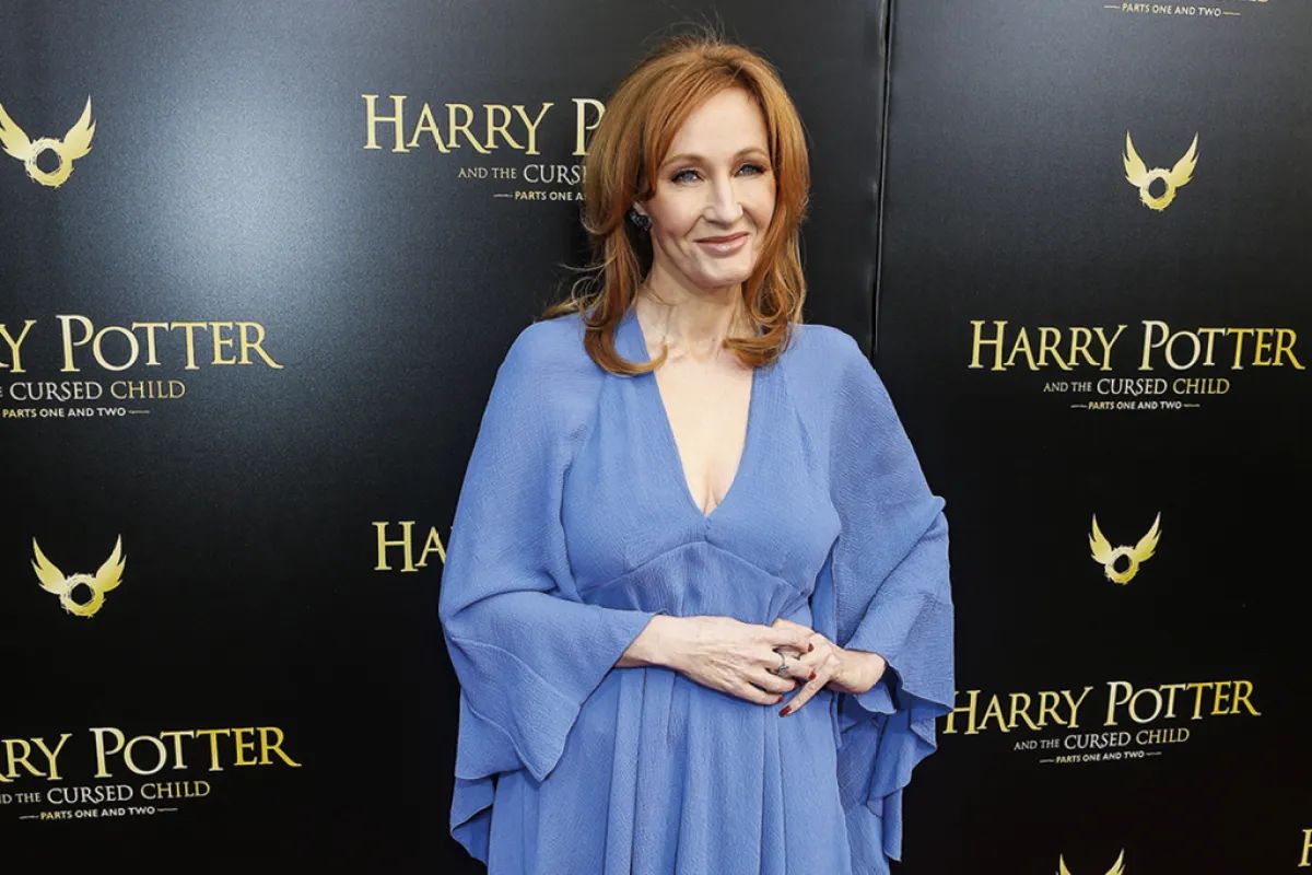 De la pluma a la riqueza: Cómo la historia de Harry Potter cambió la vida de J.K. Rowling