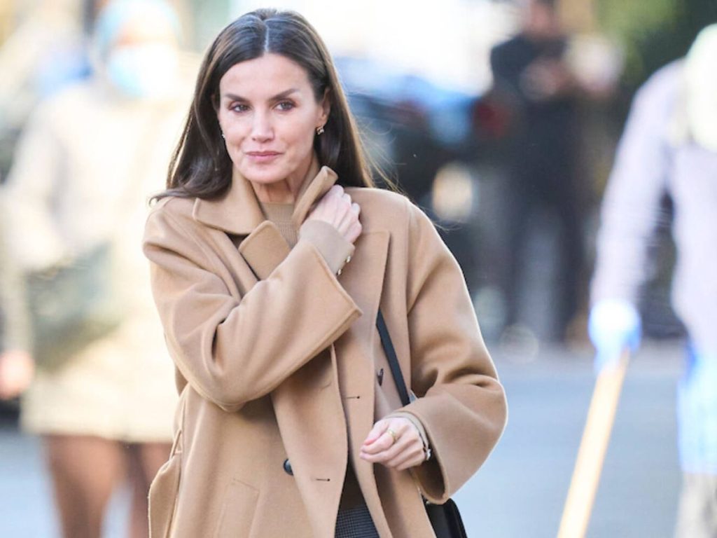 La Reina Letizia deslumbra con un impecable abrigo 'batín' de Mango en una exhibición de elegancia sin igual