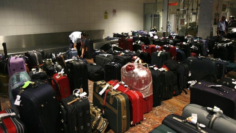 Maleta perdida en aerolínea: qué hacer y cuánto te deben pagar (hasta 1.400 €)