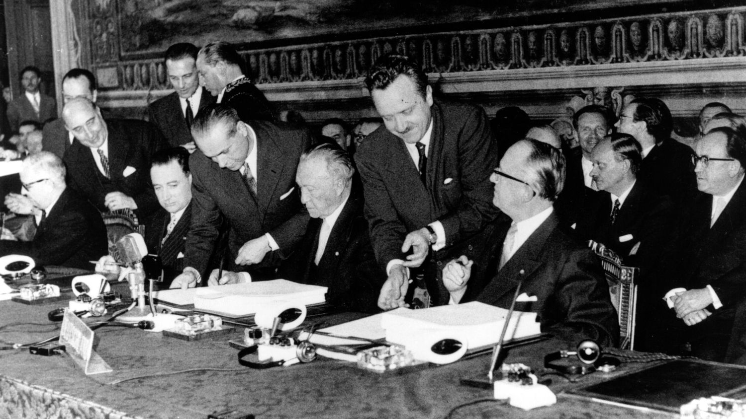 12 acontecimientos históricos que ocurrieron el mes de marzo 5 LA FIRMA DEL TRATADO DE ROMA Y LA CREACIÓN DE LA COMUNIDAD ECONÓMICA EUROPEA: EL INICIO DE LA REVOLUCIÓN INDUSTRIAL EN FRANCIA