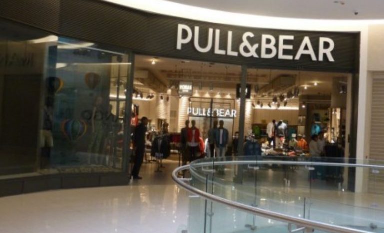 El bolso de 8 euros de las segundas rebajas de Pull&Bear para el día a día