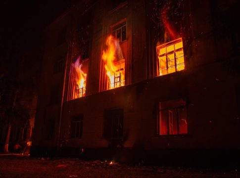 El cerrar la puerta retrasa la propagación del fuego Por qué cerrar la puerta de tu habitación te puede salvar la vida
