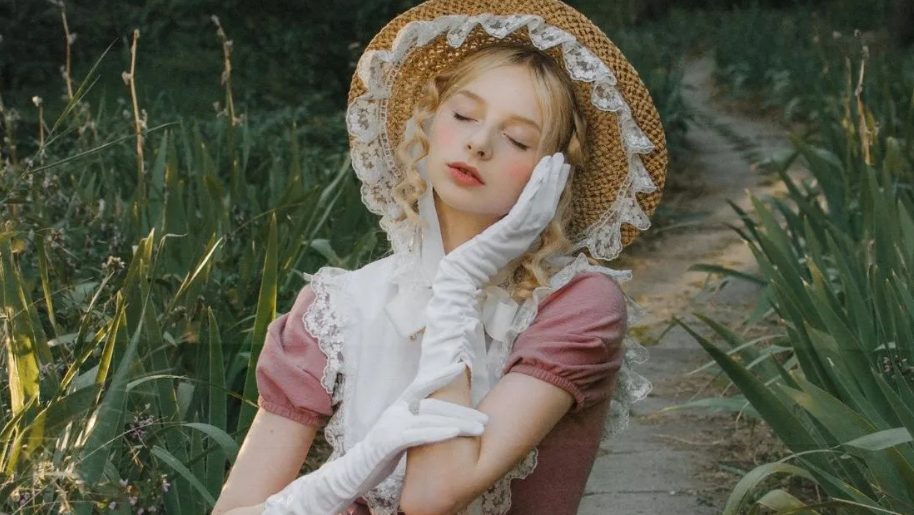 El curioso origen de la moda coquette por las que muchas enloquecen este 2024 y cómo llevarlo