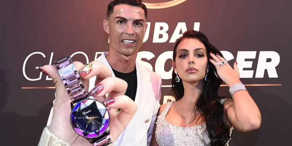 Cristiano Ronaldo le ha hecho este regalo de 100.000 euros por sorpresa a Georgina Rodríguez 75 El deslumbrante regalo de Cristiano