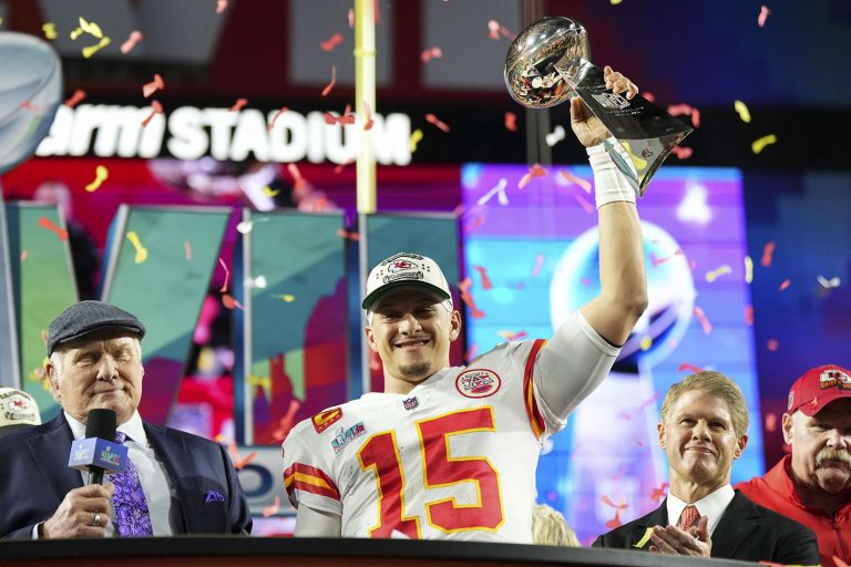 Mahomes reducido a la nada por el vendaval histórico de los Eagles