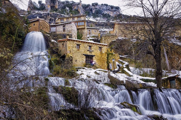 El pueblo español en mitad de una cascada es una maravilla que pocos conocen