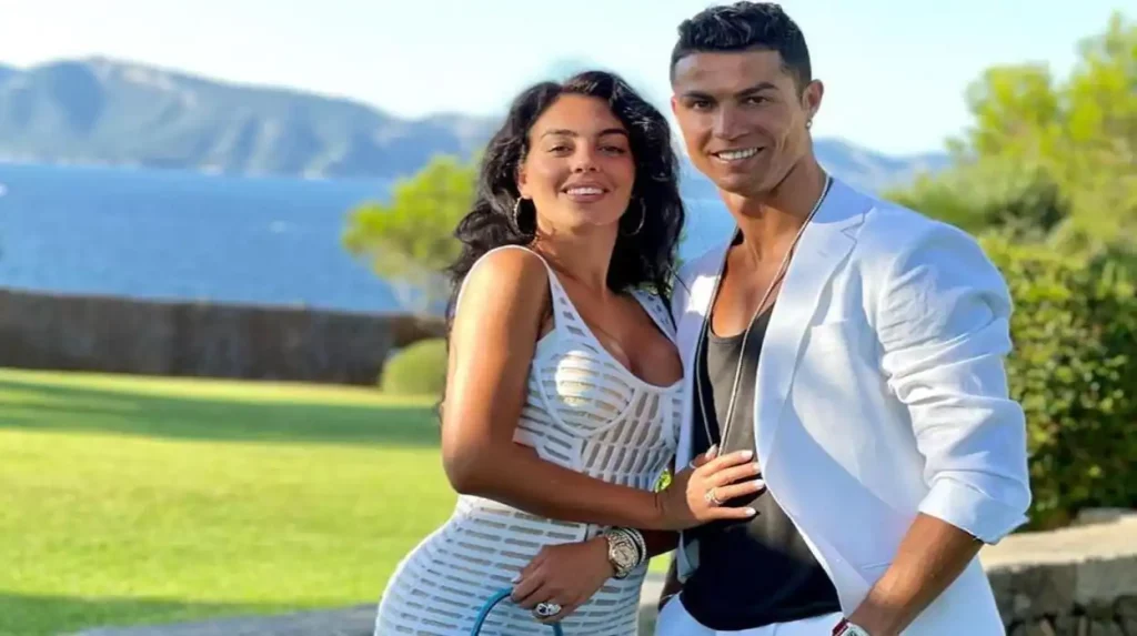 Cristiano Ronaldo le ha hecho este regalo de 100.000 euros por sorpresa a Georgina Rodríguez 77 El valor incalculable de la exclusividad