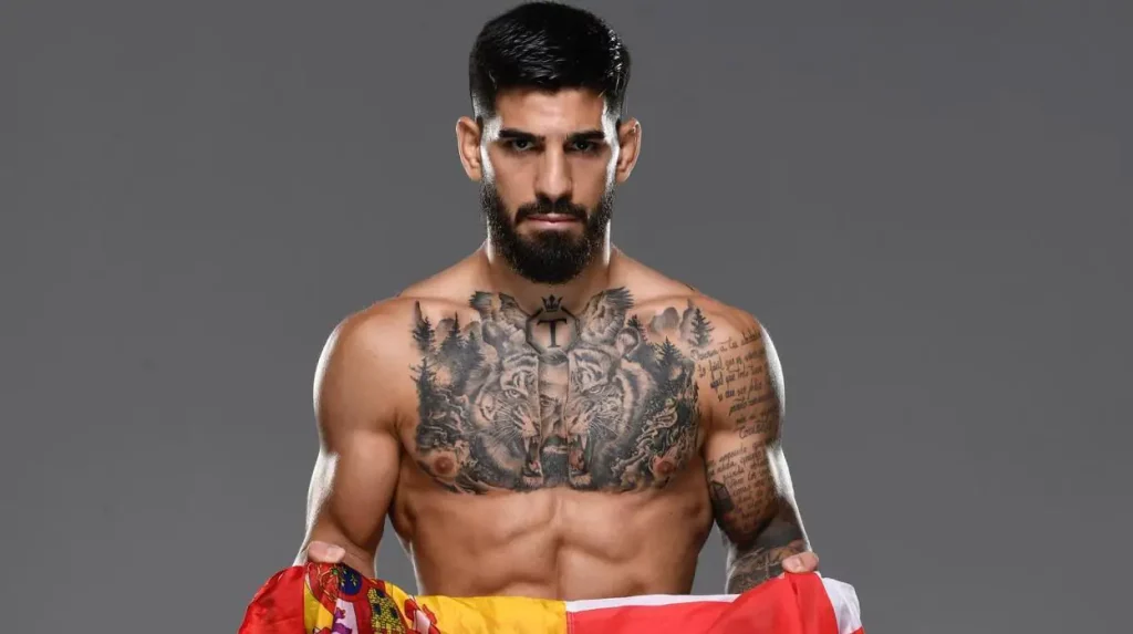 El secreto de Ilia Topuria 24 horas antes de la pelea que le hizo campeón del mundo de la UFC 5 Emoción y celebración familiar en el octágono