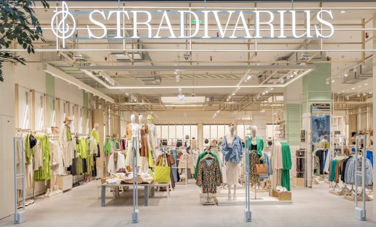 Estas botas planas de Stradivarius son las más cómodas del momento