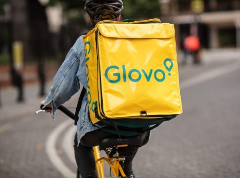 Los repartidores inmigrantes de Glovo sufren situaciones que los españoles ignoran