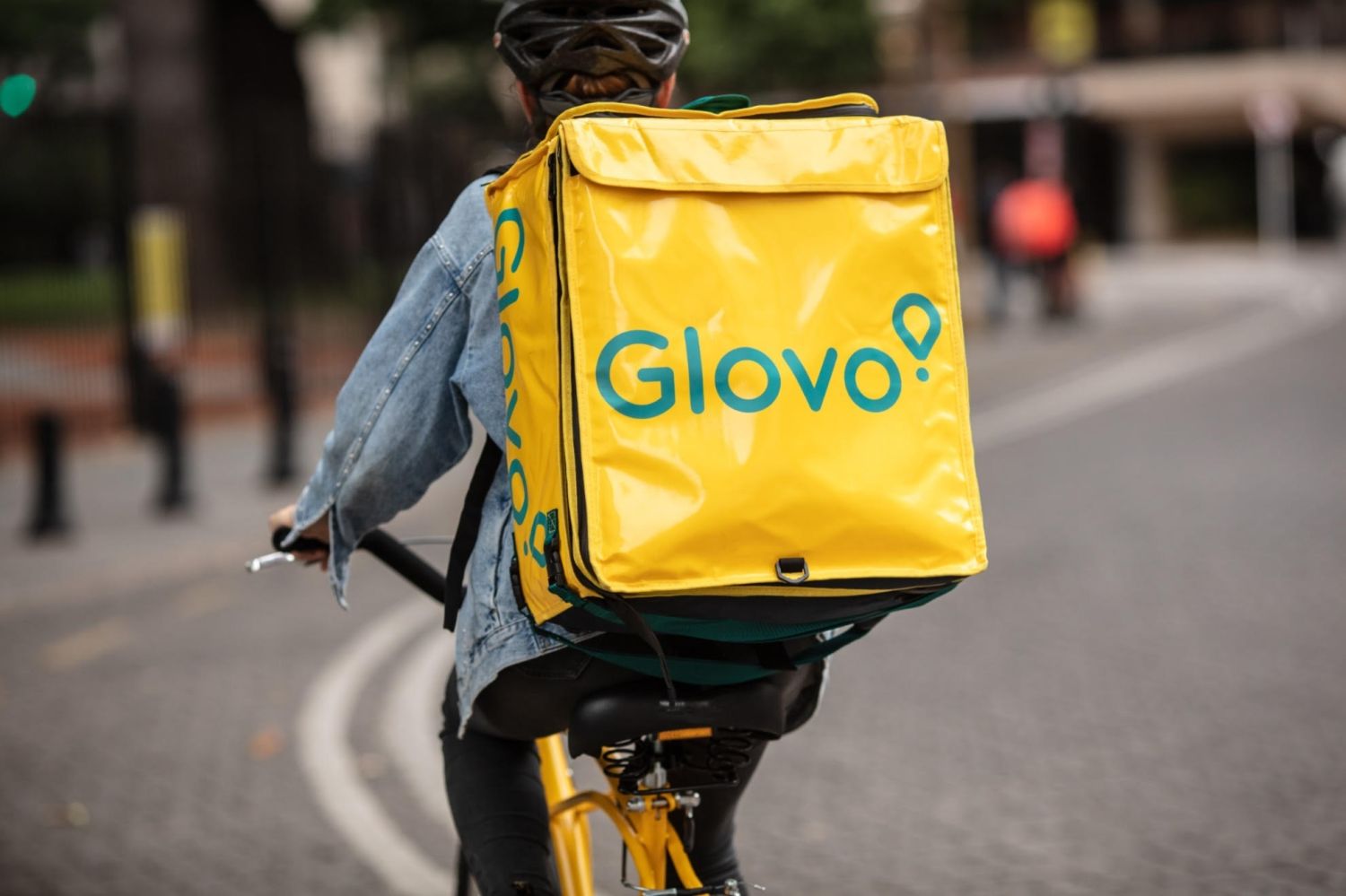 Los repartidores inmigrantes de Glovo sufren situaciones que los españoles ignoran