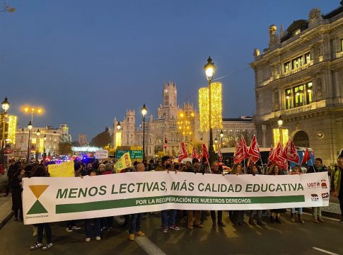Manifestación convocada por UGT, CGT, STEM y CNT en Madrid para exigir la reducción del horario lectivo en la Comunidad de Madrid