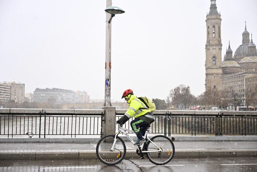 EuropaPress 5701281 persona camina bicicleta nieve 19 enero 2024 zaragoza aragon espana aemet
