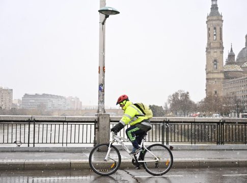 EuropaPress_5701281_persona_camina_bicicleta_nieve_19_enero_2024_zaragoza_aragon_espana_aemet Una persona va en bicicleta en mientras nieva en Zaragoza