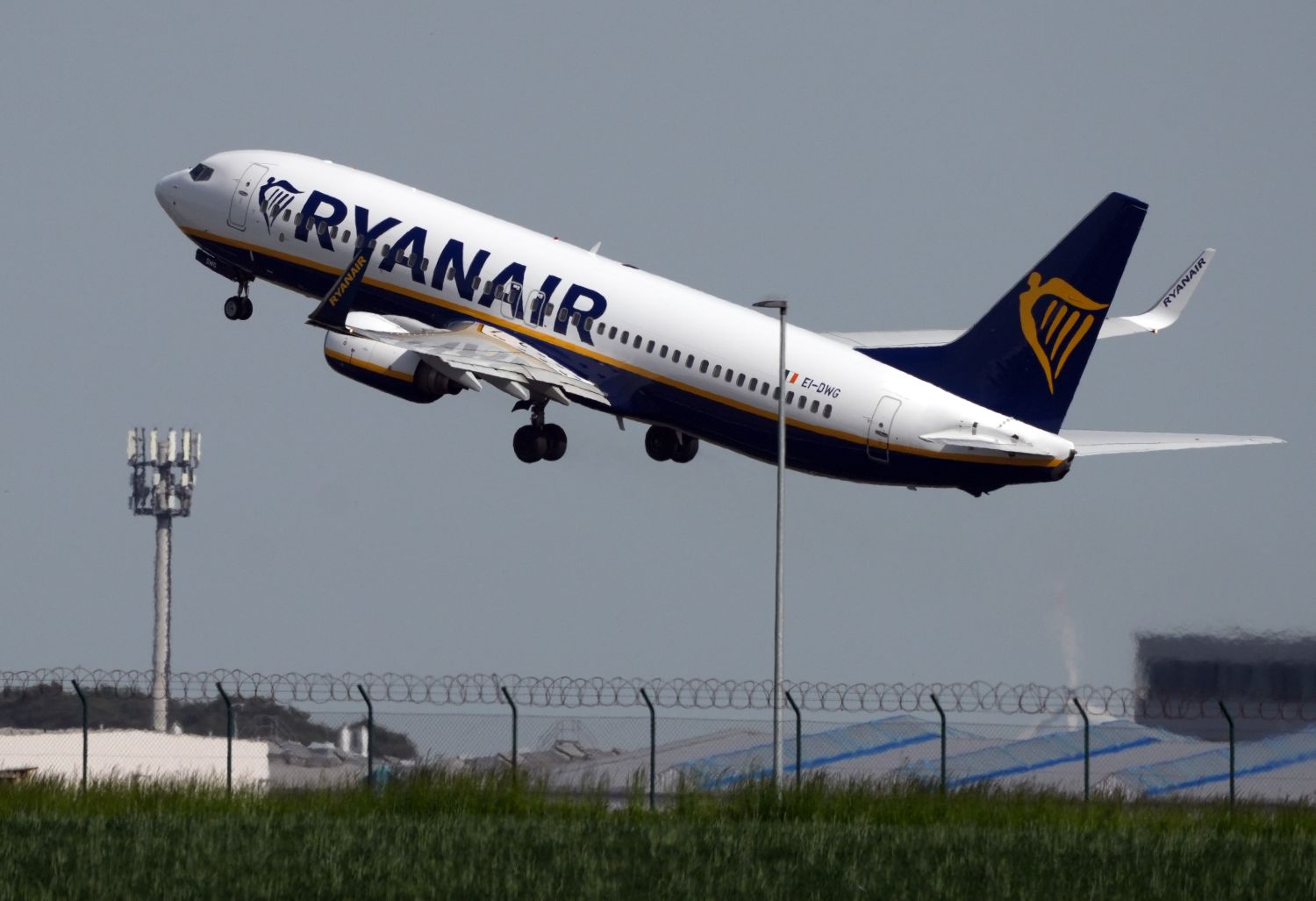 EuropaPress_5708885_filed_22_may_2023_schoenefeld_boeing_737_of_the_airline_ryanair_takes_off