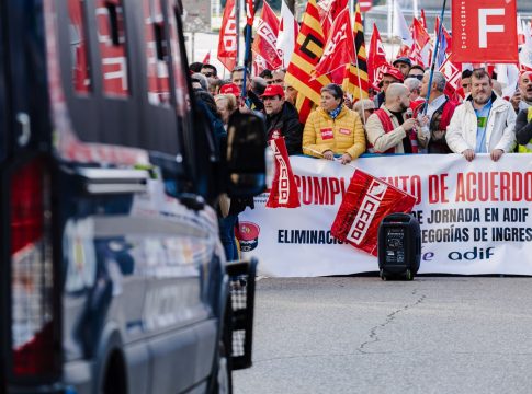 Las dos protestas simultáneas, de Renfe y los agricultores, complican el transporte por tierra