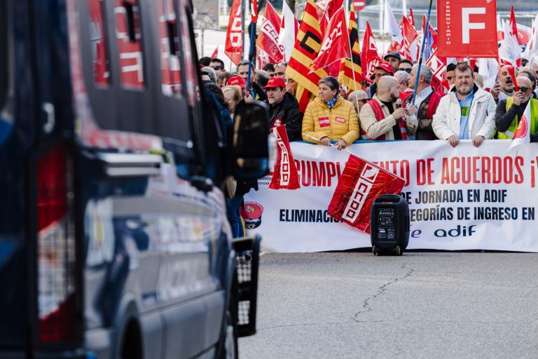 Las protestas de Renfe y los agricultores bloquean el transporte terrestre