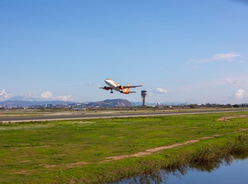 La subida de tarifas de AENA aprobada ayer por la CNMC terminará por llegar al bolsillo de los viajeros
