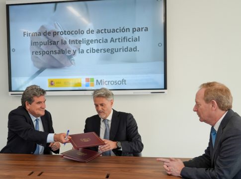 El ministro de Transformación Digital, José Luis Escrivá, el presidente de Microsoft España, Alberto Granados, y el presidente de Microsoft, Brad Smith