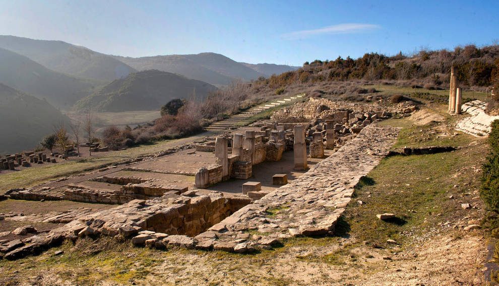 Explorando la Necrópolis: Testimonios funerarios de la antigua ciudad