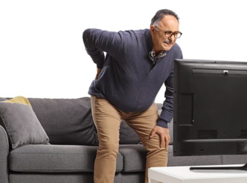 Las posturas que parecen cómodas, pero debes evitar mirando el móvil o viendo la TV Las posturas que parecen cómodas, pero debes evitar mirando el móvil o viendo la TV