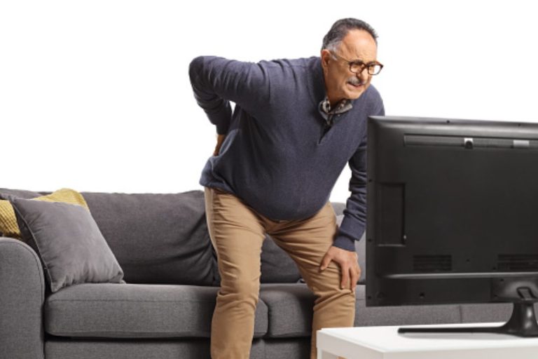 Las posturas que parecen cómodas, pero debes evitar mirando el móvil o viendo la TV