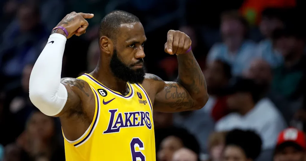 LeBron James rompe otra barrera y agranda su leyenda en la NBA 1 LeBron James rompe otra barrera y agranda su leyenda en la NBA Fuente: NBA