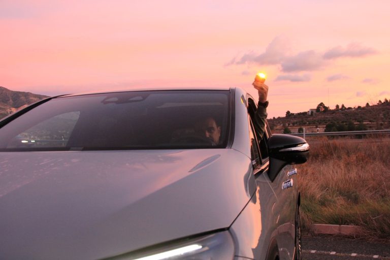 Erum Vial revoluciona la industria automotriz transformando residuos en luces de emergencia conectadas