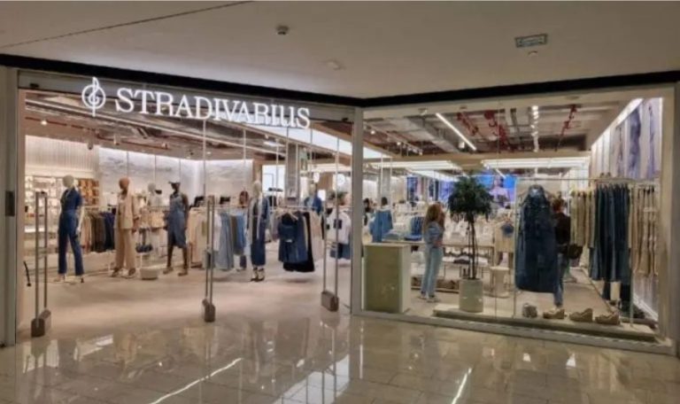 Los pantalones vaqueros de Stradivarius que lleva Paula Echevarría para un estilazo de 10