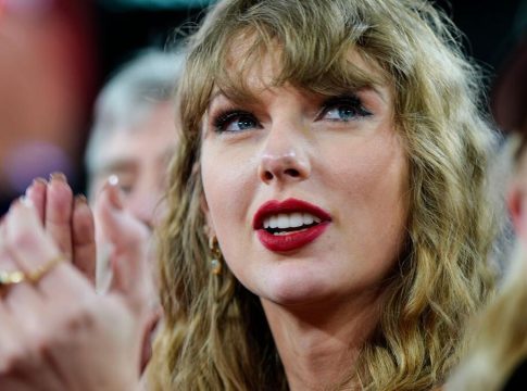 Por qué los teóricos de la conspiración creen que Taylor Swift evitará la elección de Trump