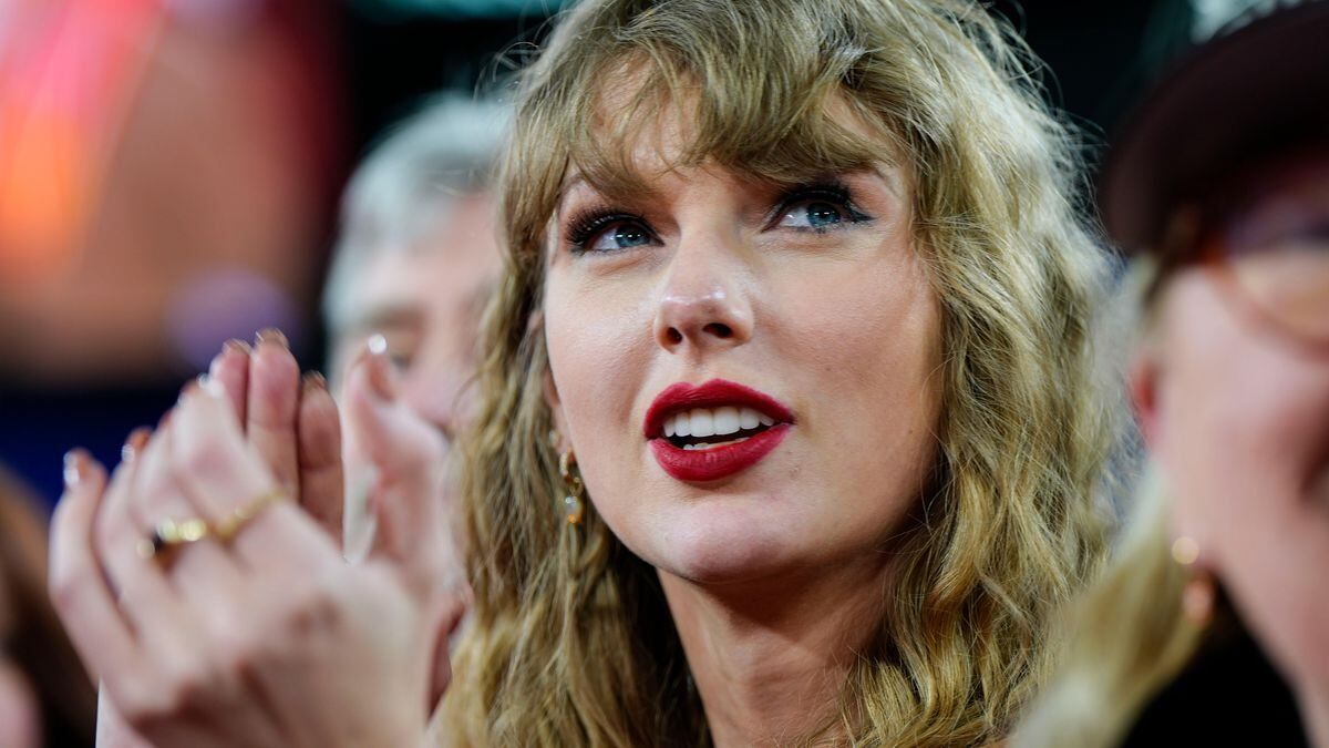 Por qué los teóricos de la conspiración creen que Taylor Swift evitará la elección de Trump