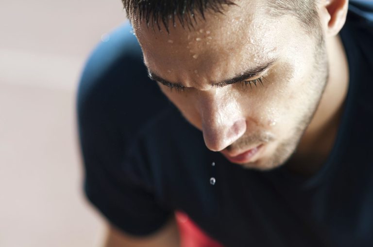 ¿Sudas mucho o sudas poco al hacer ejercicio? Te contamos si afecta o no para adelgazar