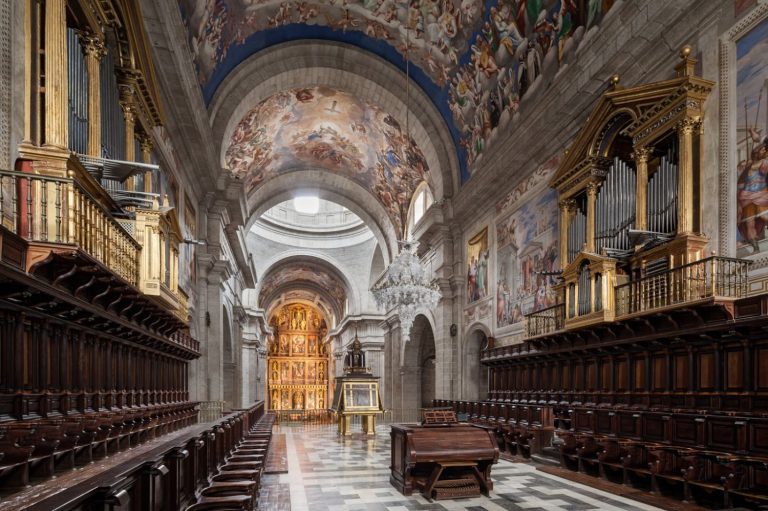 El lugar que guarda secretos oscuros a menos de una hora del centro de Madrid: 9 curiosidades que saber de San Lorenzo de El Escorial