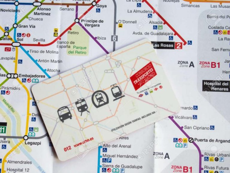 Viaja en metro, tren y autobús solo con tu móvil: te contamos cómo hacerlo con la tarjeta transporte de Madrid