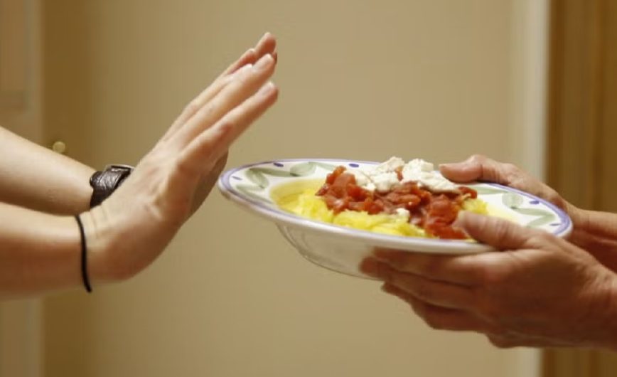 La ciencia responde al mayor dilema de la rutina: ¿es mejor no comer o no dormir?