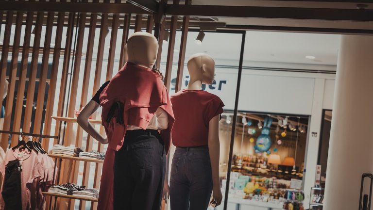 El chollo de Stradivarius es un pantalón apto para todas las cinturas por 9 euros