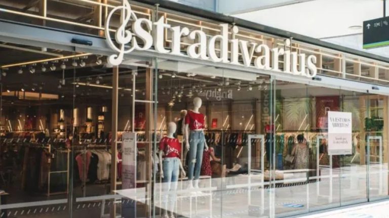 Stradivarius arrasa con la falda de cuero igualita que la de Letizia por solo 8 euros