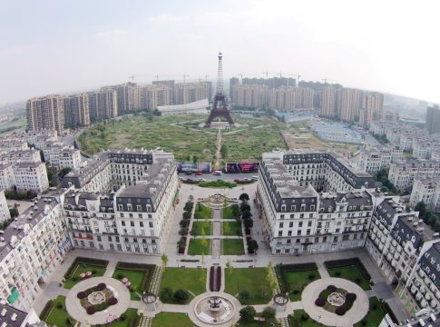 China lo copia todo, hasta París entera y su Torre Eiffel