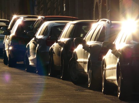 Trucos específicos para aparcar en línea El sencillo truco para aparcar bien y evitar golpes y roces en el coche