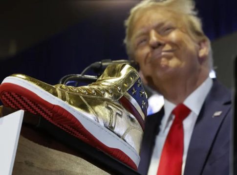 Trump lanza zapatillas tras multa multimillonaria en un clima preelectoral en Estados Unidos