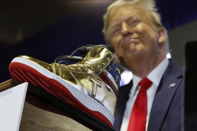 Trump abre una línea de zapatillas tras una multa multimillonaria y en plena campaña
