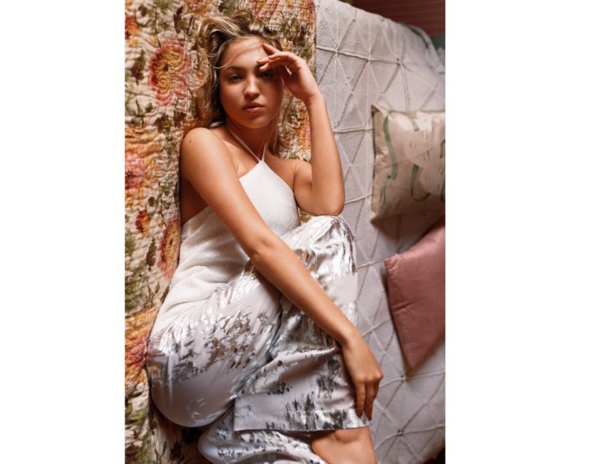 Zara sorprende con el pantalón para personas bajitas que arrasa entre las influencers