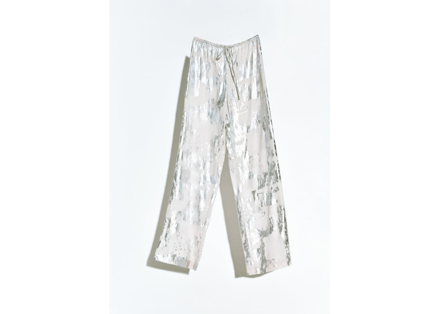 Zara sorprende con el pantalón para personas bajitas que arrasa entre las influencers