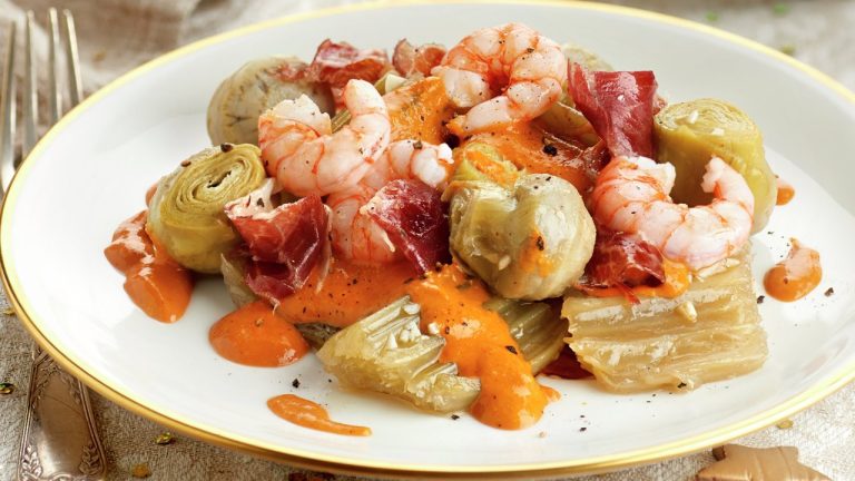 Un salteado exquisito: cardo con gambas, alcachofas y jamón, una fusión irresistible de sabores auténticos